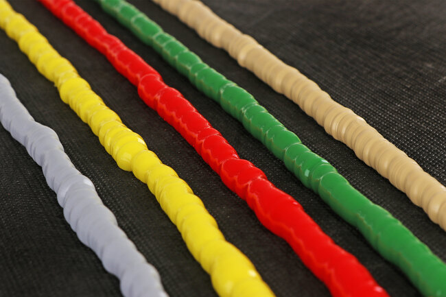 Cinq bandes de silicone de différentes couleurs.