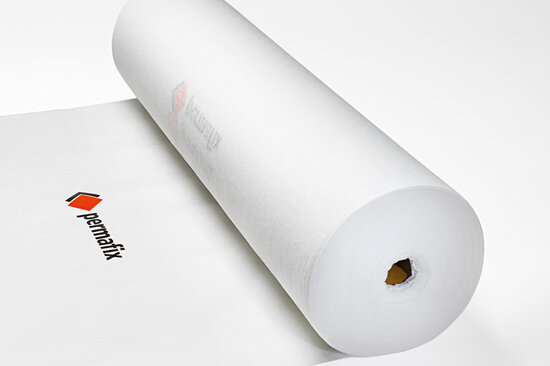 Non-tissé de protection blanc à moitié déroulé avec le logo Permafix