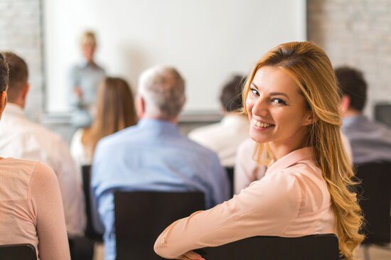 Personnes dans une salle de formation