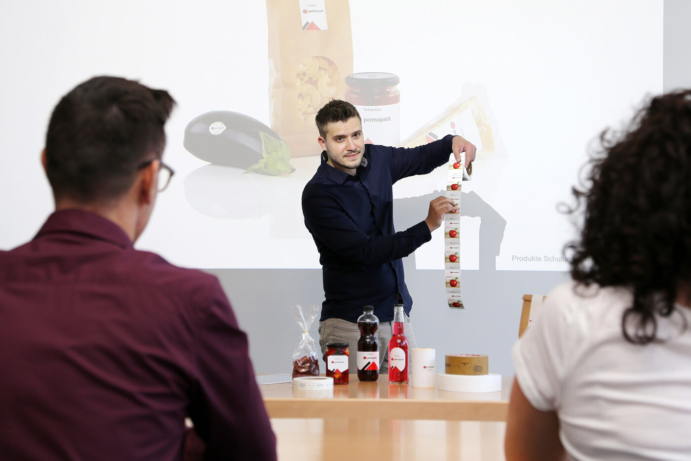 Trois personnes lors d'une formation pour les clients sur les étiquettes, les rubans adhésifs et les sachets.
