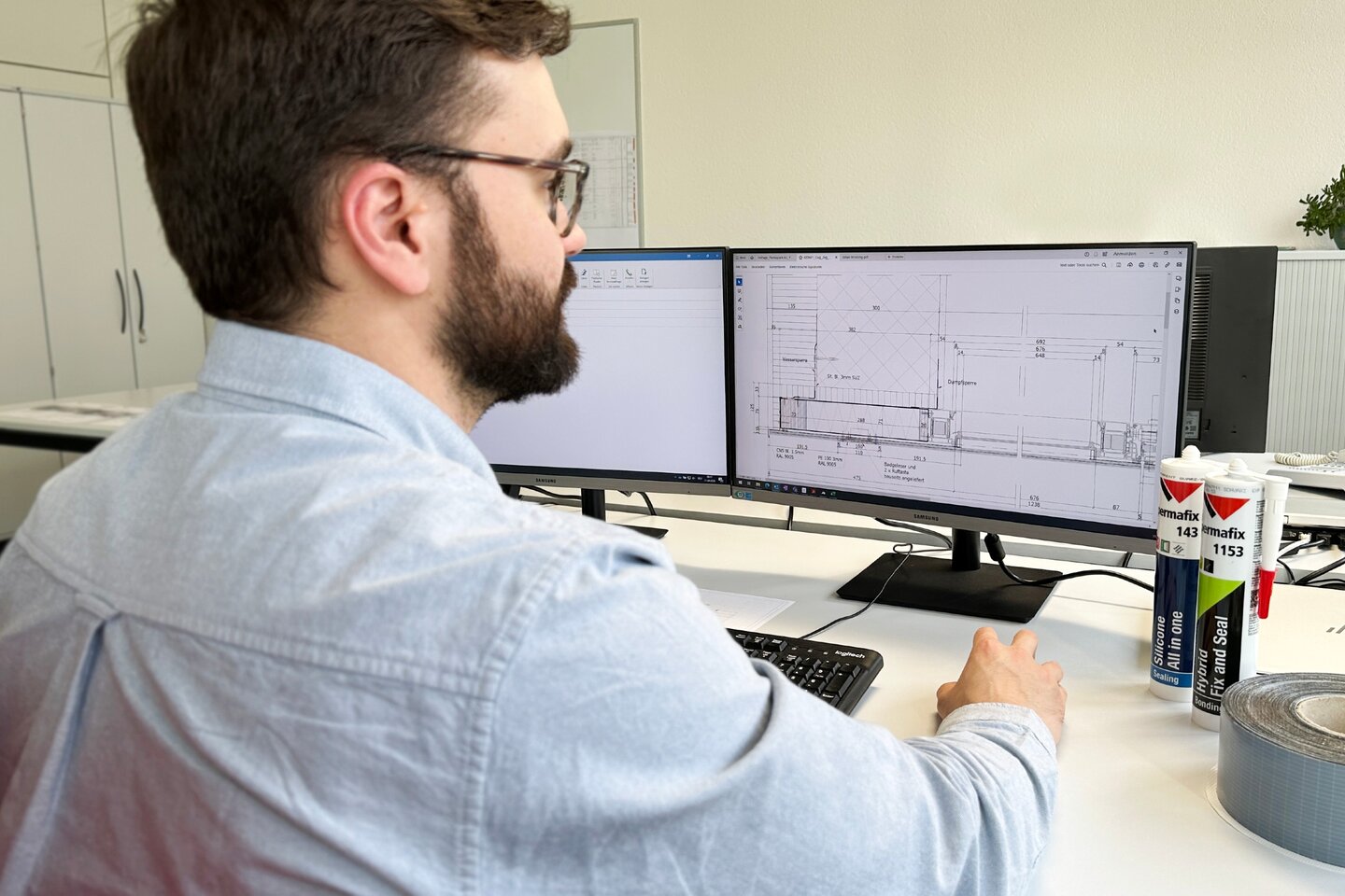 Le Product Manager de Permapack analyse sur PC un plan d'exécution d'un client du secteur de la construction métallique