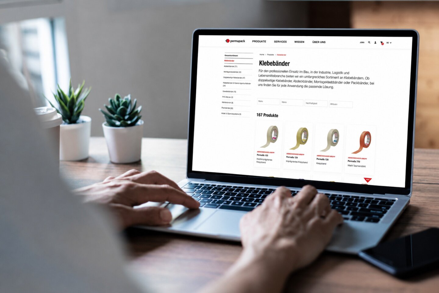 Une personne consulte la gamme de rubans adhésifs sur son ordinateur portable dans la boutique en ligne Permapack