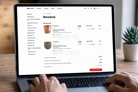 Une personne commande des pots de fleurs sur la boutique en ligne Permapack à partir d'un ordinateur portable