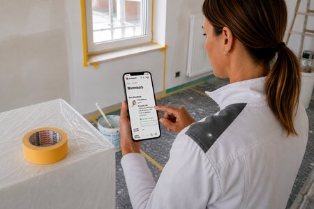Une peintre commande un ruban de masquage washi depuis le chantier via son smartphone