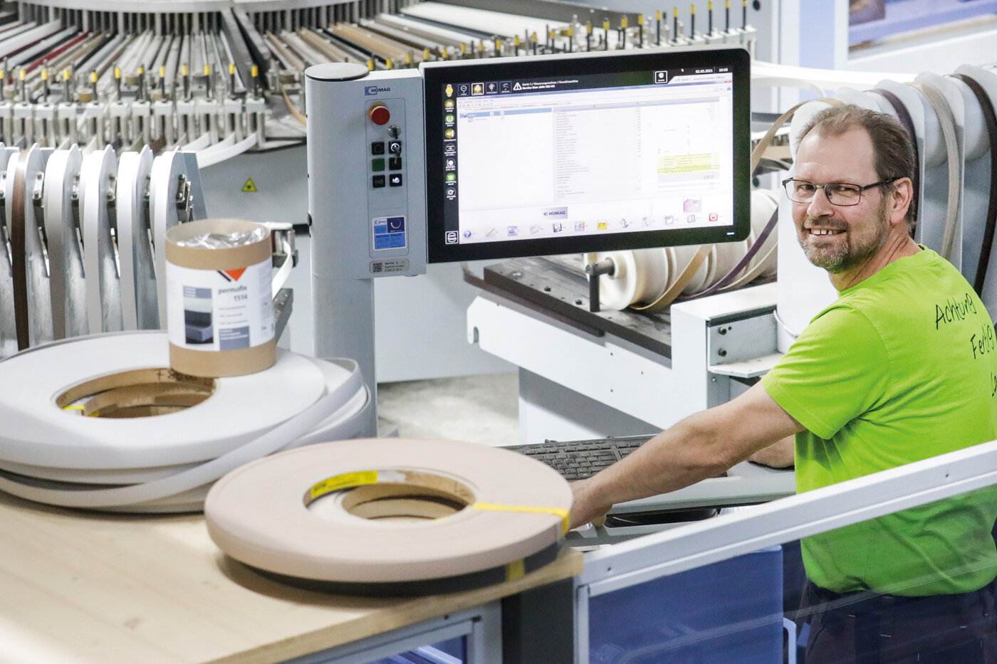 La production moderne de meubles utilise des colles thermofusibles à teneur réduite en monomères