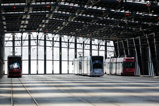 Dépôt de tramways à l'intérieur avec trois tramways