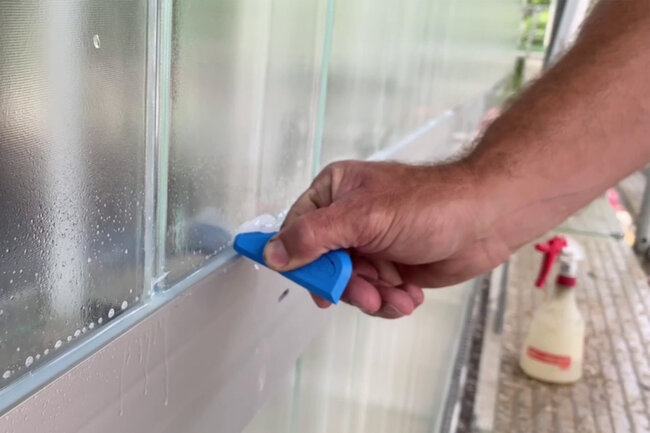 homme lisse un joint de mastic avec un outil