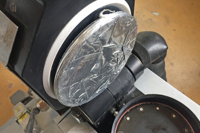 Une cartouche insérée avec un adhésif thermofusible