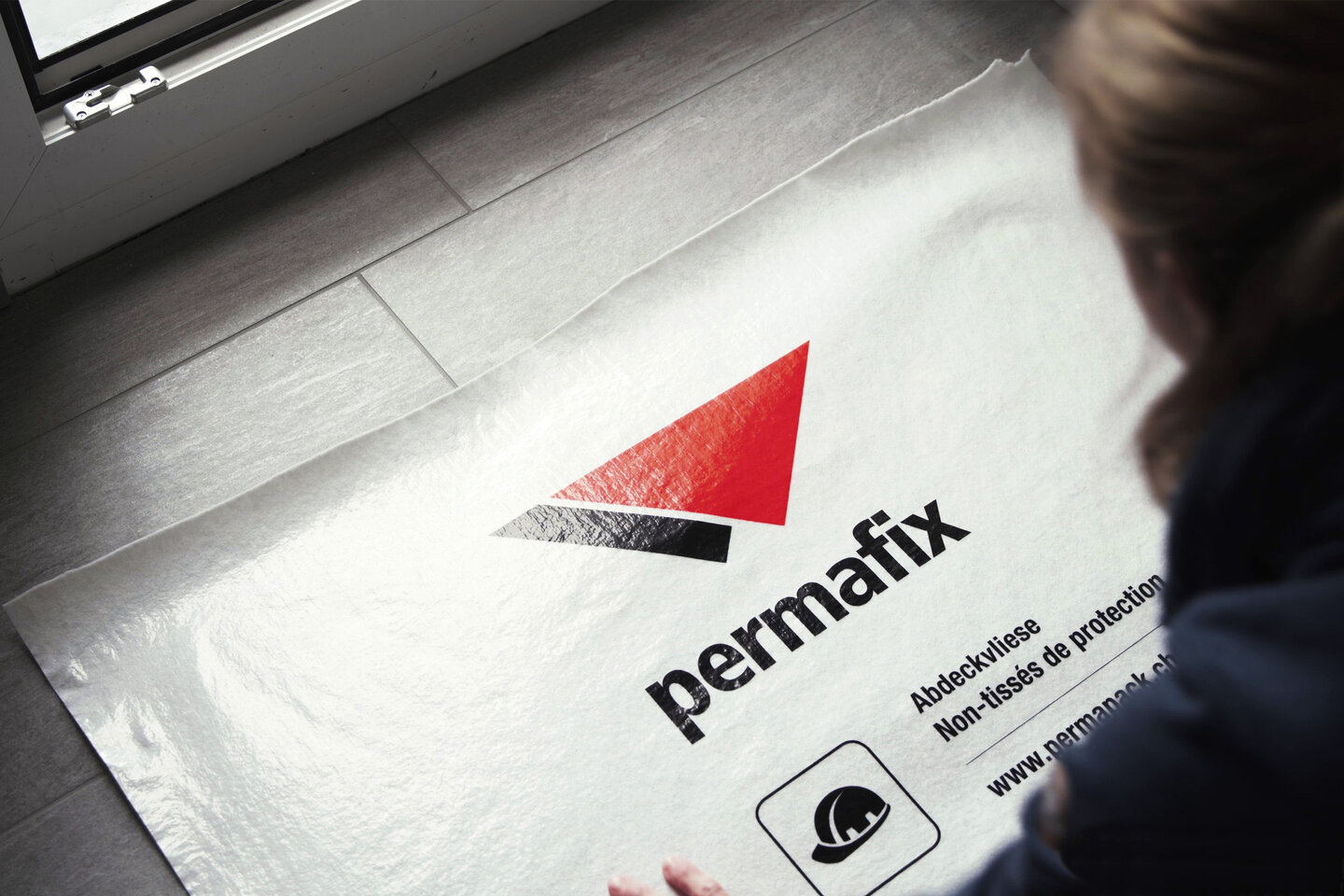 Non-tissé de protection Permafix posé sur un sol carrelé.