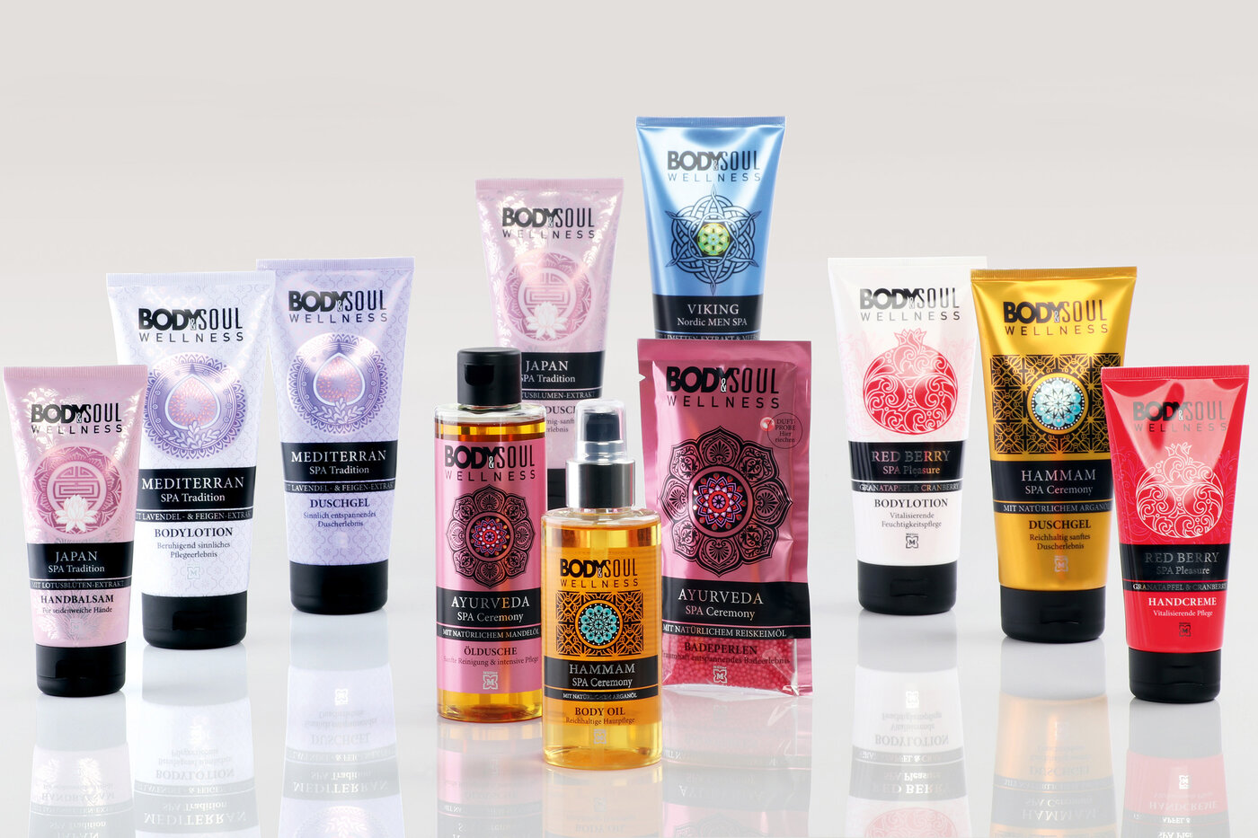 Différents roduits de soins corporels en tubes, flacons et sachets imprimés.