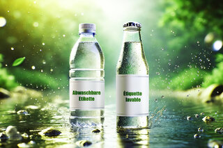 Deux bouteilles avec des étiquettes lavables sont placées dans un ruisseau. 