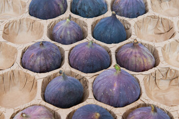 Figues dans des alvéoles en papier brun.