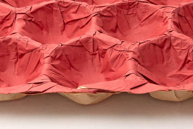 Alvéole en papier à deux couches: couche inférieure brune, couche supérieure rouge.