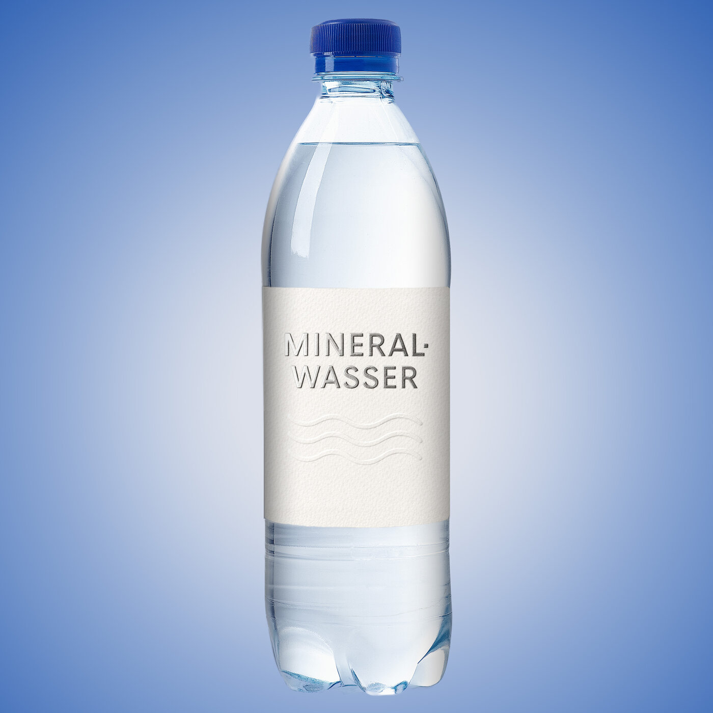 Étiquette sobre sur une bouteille en PET avec l'inscription «Mineralwasser» en relief métallisé et lignes ondulées