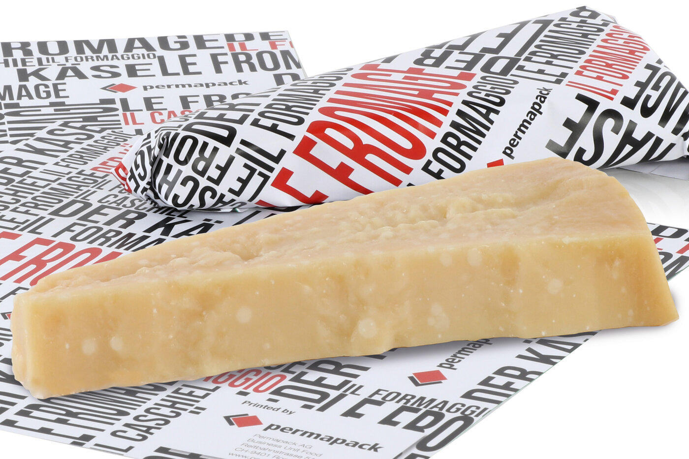 Films d'emballage pour le fromage imprimés individuellement avec un morceau de fromage emballé et un morceau de fromage non emballé. 