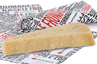 Films d'emballage pour le fromage imprimés individuellement avec un morceau de fromage emballé et un morceau de fromage non emballé. 