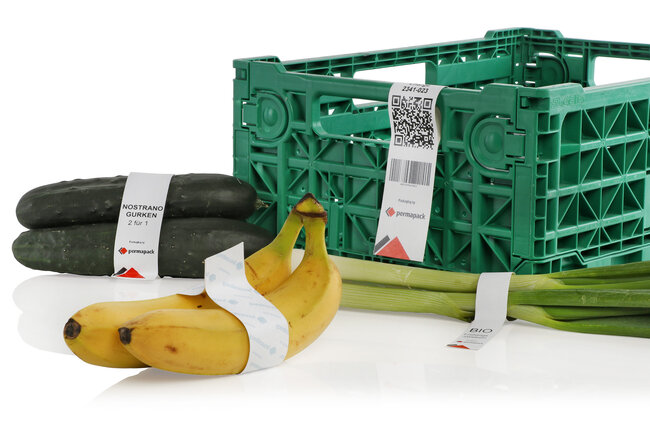 Deux concombres, deux bananes, deux oignons de printemps - chacun regroupé avec une étiquette LoopTack 