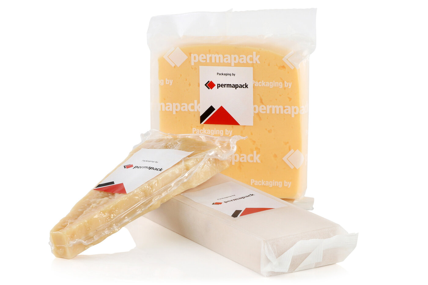 Trois morceaux de fromage emballés avec des étiquettes durables pour l'industrie alimentaire. 