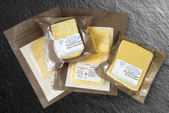 Différentes variétés de fromages dans des sachets sous vide