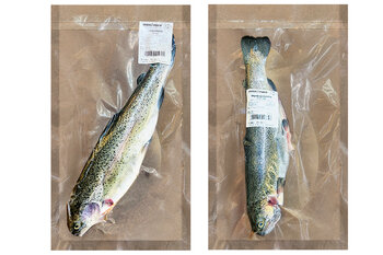 Deux truites emballées sous vide