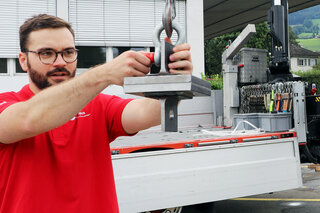 L'homme fixe le support avec deux plaques métalliques pour le test de dureté du collage du ruban adhésif de montage. 