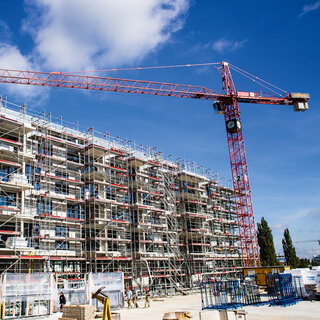 Nouvelle construction avec échafaudage et grue de chantier