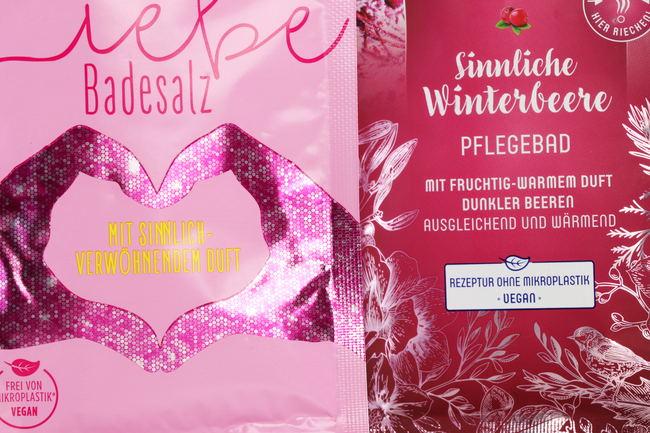 Gros plan de deux sachets roses pour sel de bain et bain de soin avec des éléments de finition métallisés brillants