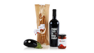 Ensemble comprenant une aubergine, un sachet de bâtonnets apéritifs, une bouteille de vin et un verre, le tout orné d'étiquettes imprimées.