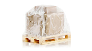 Palette de cartons emballés sous housse rétractable