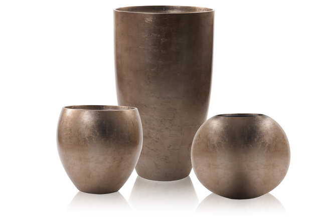 Trois pots de fleurs couleur bronze de la marque artilay, de formes variées