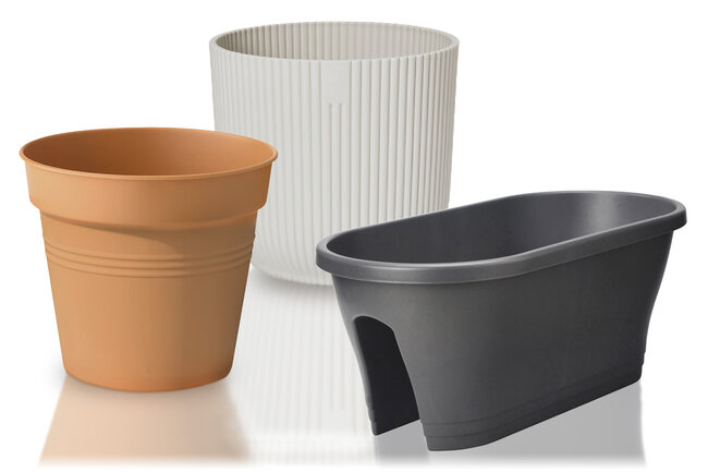 Trois pots de fleurs différents de la marque elho