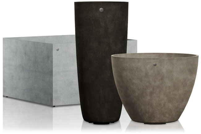 Trois jardinières de la marque Cosapots, de formes et de couleurs variées.