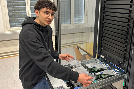 Apprenti informaticien au travail
