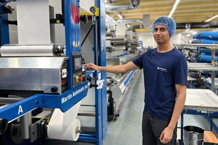 Apprenti, lors du réglage de la machine à imprimer. 