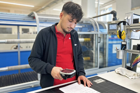 Apprenant scannant un ordre de production.