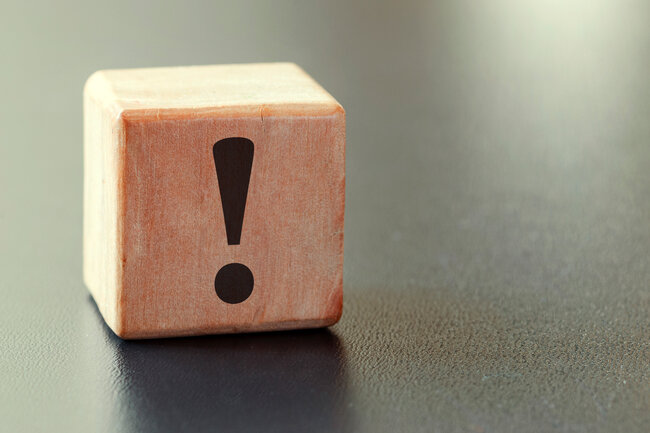 Cube en bois avec un point d’exclamation