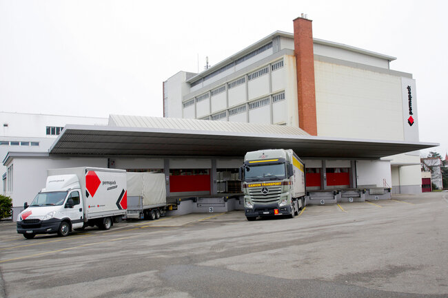 Bâtiment logistique avec des camions sur des quais de chargement