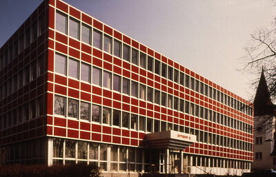 Bâtiment rouge de l'entreprise Permapack en 1986