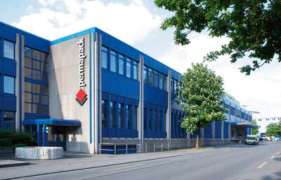 Bâtiment bleu de production et de bureaux de Permapack
