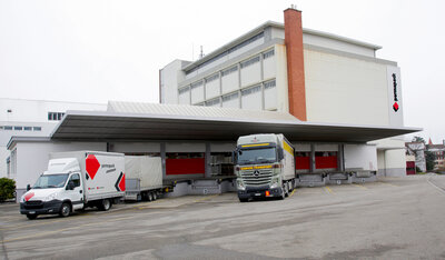 Bâtiment logistique avec des camions sur des quais de chargement