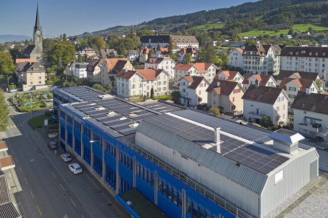 Maison Permapack 2 avec installation photovoltaïque sur le toit photographiée depuis le ciel