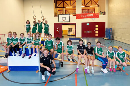 Un groupe d'enfants au camp Move-ya font de la gymnastique.
