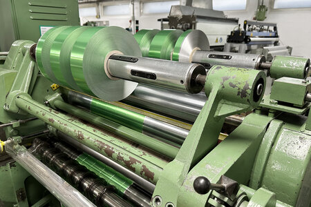 Machine pour la confection de rouleaux de film
