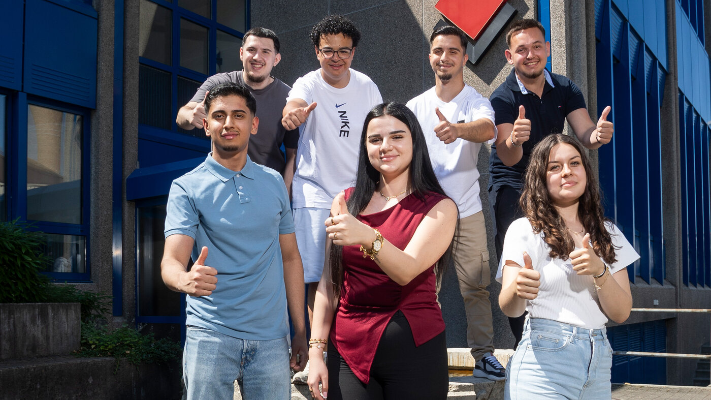 Photo de groupe de 7 apprentis heureux d'avoir terminé leur apprentissage. 