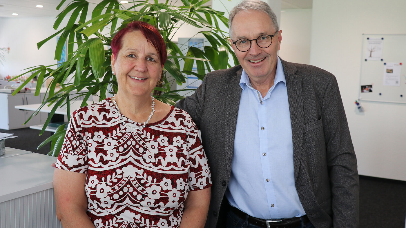 Le PDG Thomas Hansmann avec la jubilaire Beatrice Baur