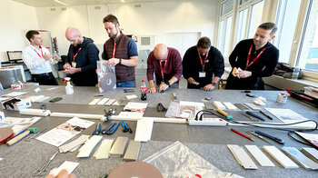 Les participants réalisent des collages tests avec des bandes de montage VST.